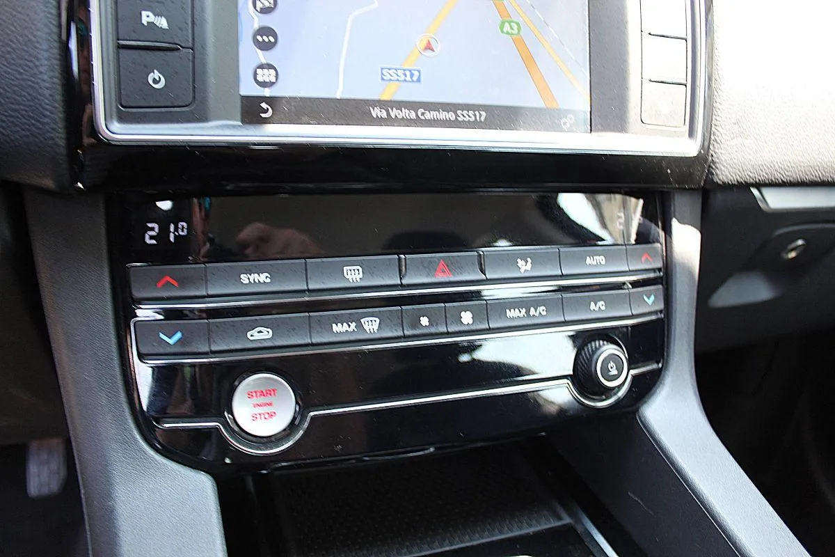 JAGUAR - F-Pace - 2.0 D 180 CV AWD aut. Portfolio