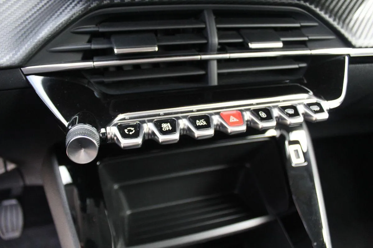 PEUGEOT - 208 1.2 puretech Style