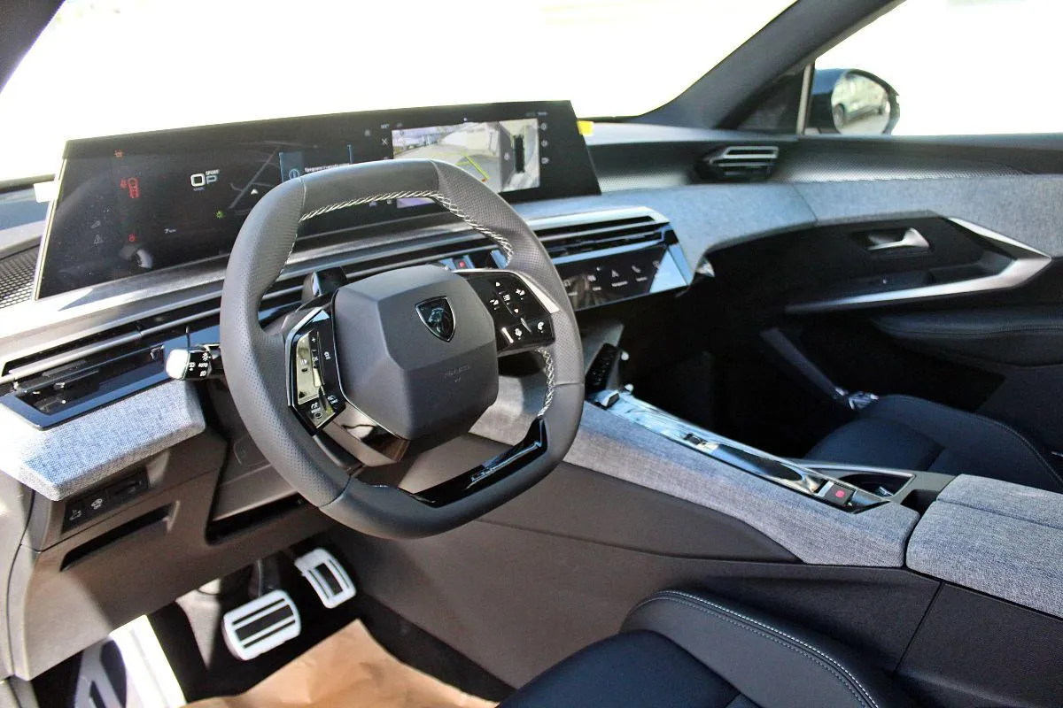 PEUGEOT - 3008 - Hybrid 136 e-DCS6 GT