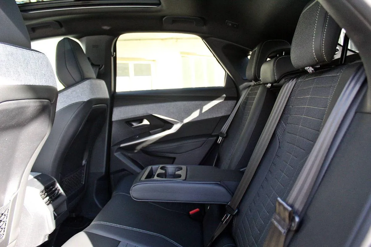 PEUGEOT - 3008 - Hybrid 136 e-DCS6 GT